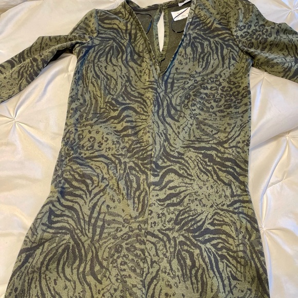 Never worn. - Picture 2 of 4